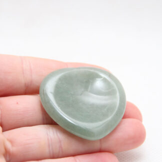 La pierre d'apaisement ou worry stone de ce kit est en aventurine verte