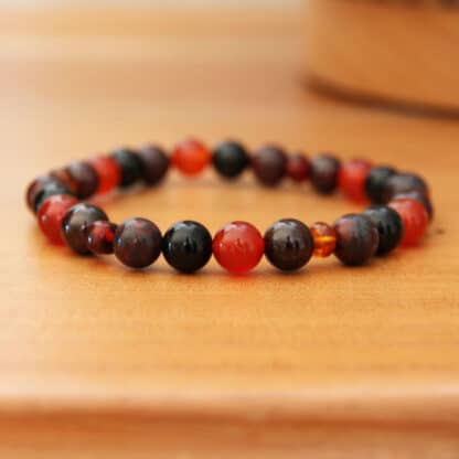 Ce bracelet pour homme en pierres rouges et noires est un cadeau parfait pour attention de son tour à son partenaire