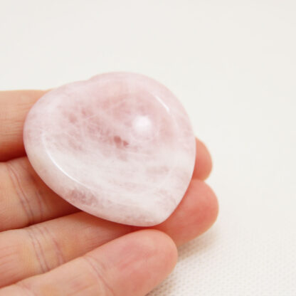 Pierre de pouce ou worry stone coeur en pierre naturelle de quartz rose