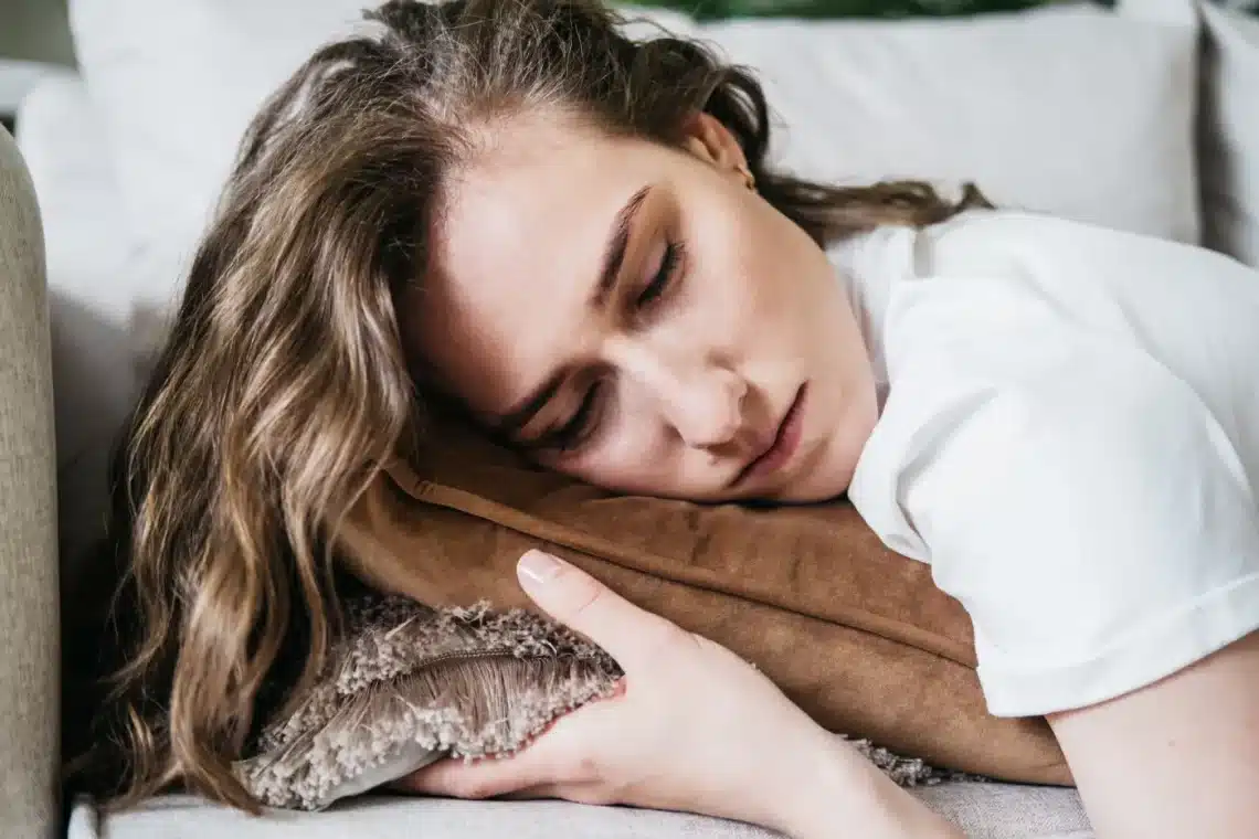 L'améthyste : découvrez ses propriétés apaisantes pour mieux dormir et réduire le stress