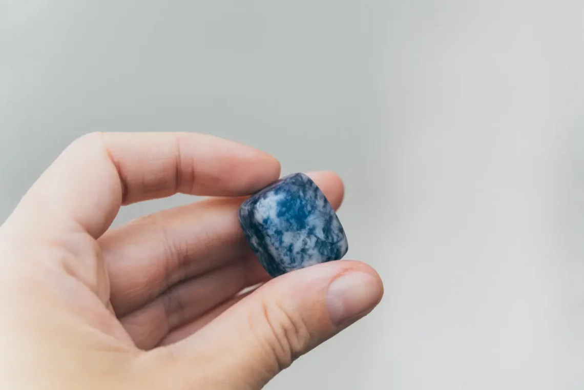 Lapis Lazuli : une pierre pour renforcer la confiance en soi et stimuler votre créativité